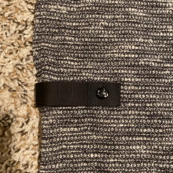 Lululemon women's scarf with buttons - Picture 5 of 10